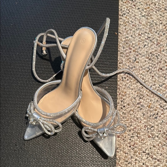 Elegant Silver Women's Heels with Bow Detail - Picture 1 of 1